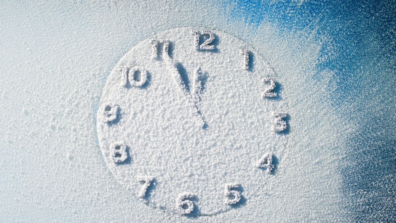 9 часов снег. Часы в снегу. Зимние заснеженные часы. Часы в снегу картинки. Снег на часах.